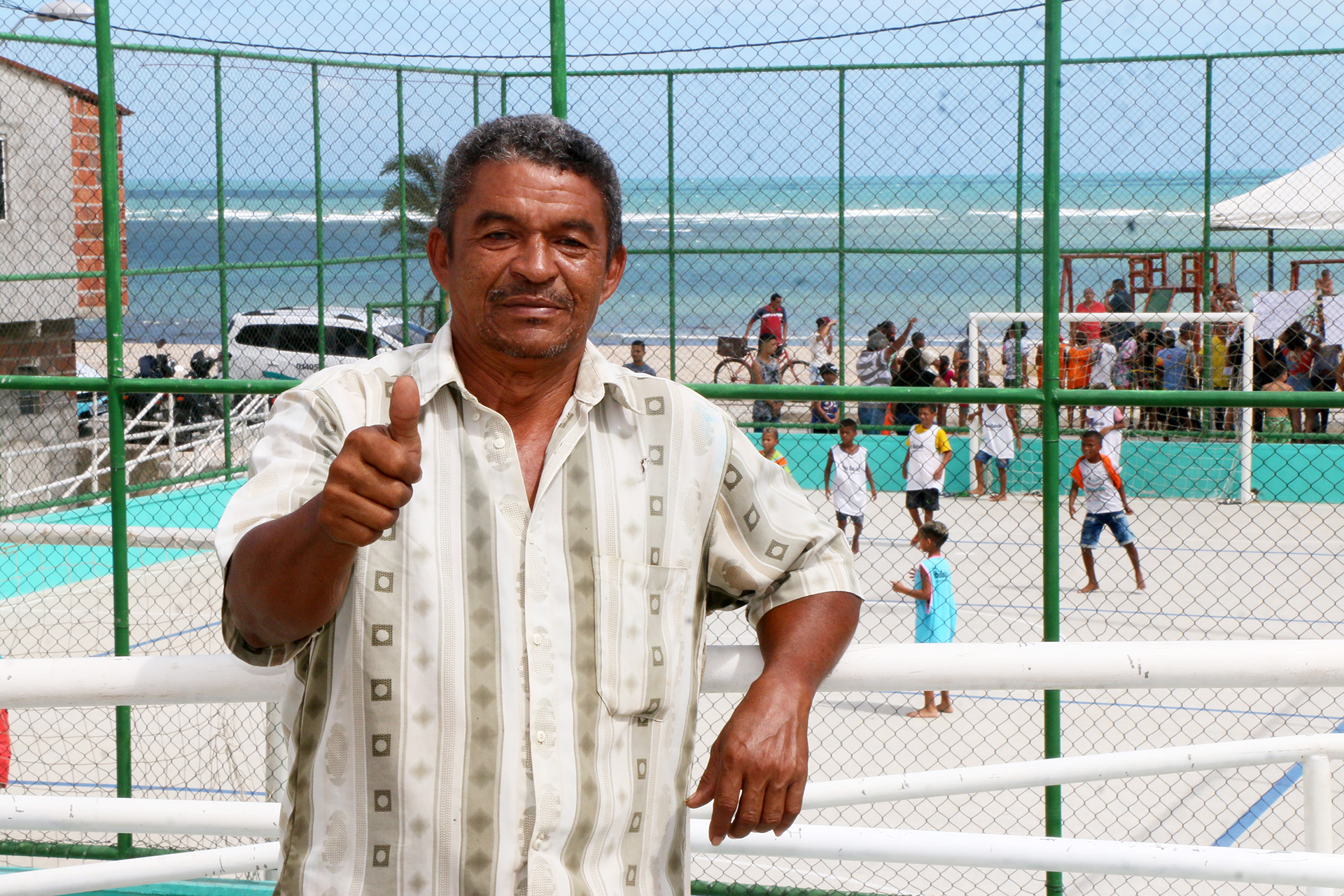 homem sorri para a câmera